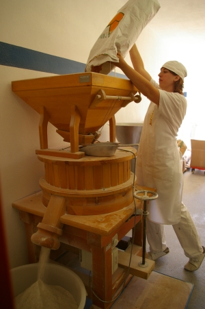 Mehl mahlen in der Steinmühle